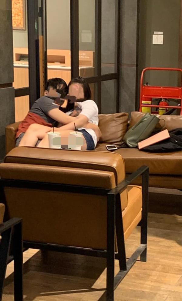 Cặp nam nữ gây sốc khi chiếm hết chỗ ngồi, nằm ôm hôn phản cảm trong quán nước nổi tiếng ở Hà Nội-1