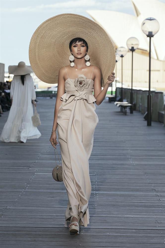 Sau đại chiến Miss Universe 2018, HHen Niê và top 5 người đẹp nhất bây giờ ra sao?-15