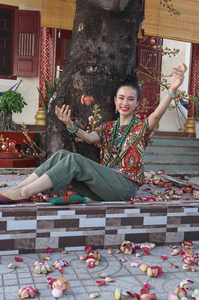 Angela Phương Trinh ăn mặc giản dị, thanh tịnh theo đuổi những khóa tu-1