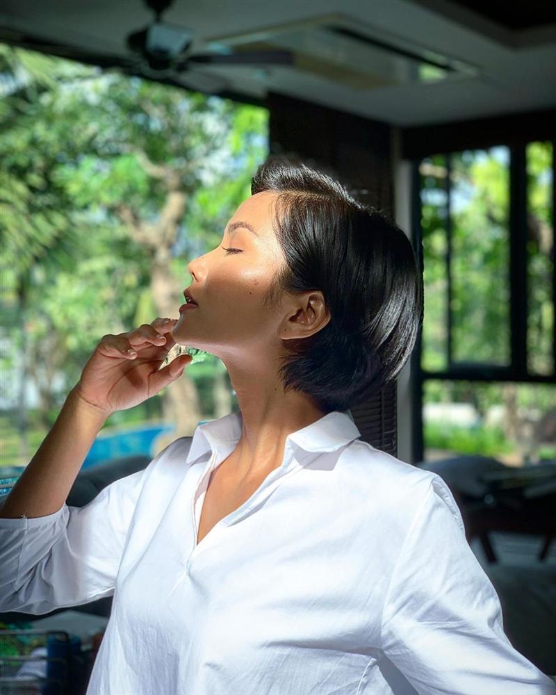 Angela Phương Trinh ăn mặc giản dị, thanh tịnh theo đuổi những khóa tu-11