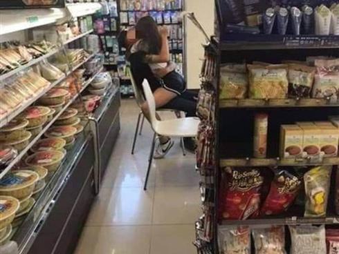 Cặp nam nữ cấp 3 diễn cảnh nóng trong cửa hàng tiện lợi, gây sốc nhất là bàn tay hư của chàng trai vô tư động chạm cơ thể bạn gái