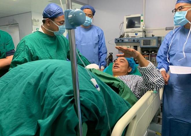 Nhậm Đạt Hoa nằm cáng trở về Hong Kong sau vụ bị đâm ở sự kiện-7