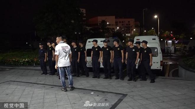 Nhậm Đạt Hoa nằm cáng trở về Hong Kong sau vụ bị đâm ở sự kiện-2