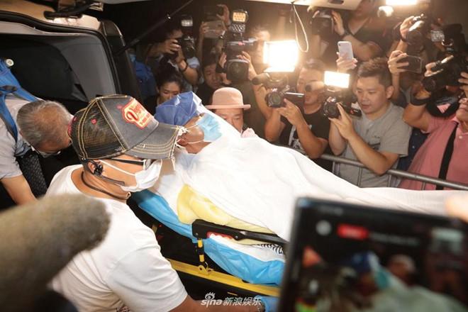 Nhậm Đạt Hoa nằm cáng trở về Hong Kong sau vụ bị đâm ở sự kiện-5