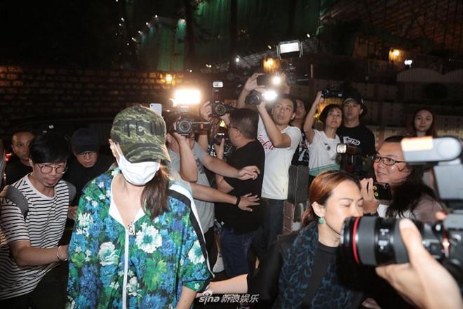 Nhậm Đạt Hoa nằm cáng trở về Hong Kong sau vụ bị đâm ở sự kiện-3