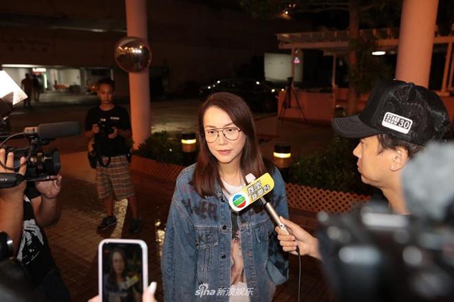 Nhậm Đạt Hoa nằm cáng trở về Hong Kong sau vụ bị đâm ở sự kiện-4