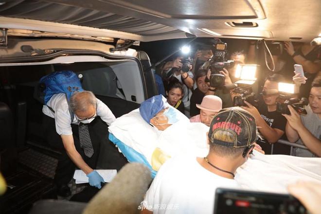 Nhậm Đạt Hoa nằm cáng trở về Hong Kong sau vụ bị đâm ở sự kiện-6