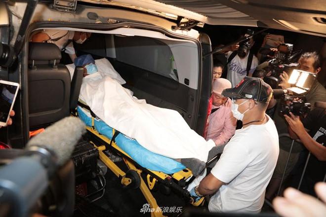 Nhậm Đạt Hoa nằm cáng trở về Hong Kong sau vụ bị đâm ở sự kiện-1