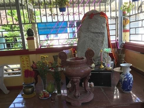 Sự thật về tảng đá nổi được trăm người tranh nhau vái lạy ở Long An