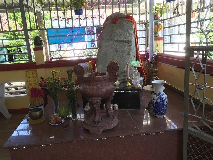 Sự thật về tảng đá nổi được trăm người tranh nhau vái lạy ở Long An-4