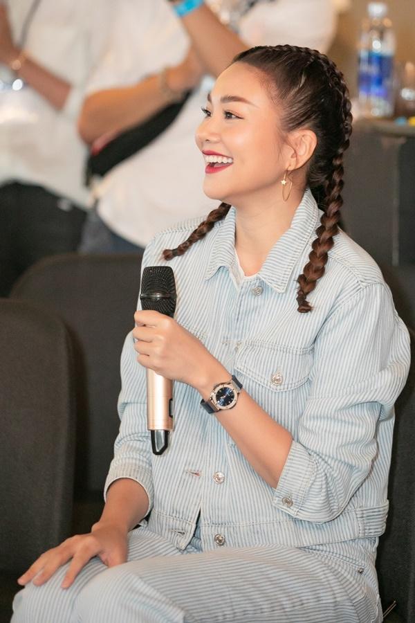 Siêu mẫu Thanh Hằng trổ tài ca hát khiến fans đứng ngồi không yên-1