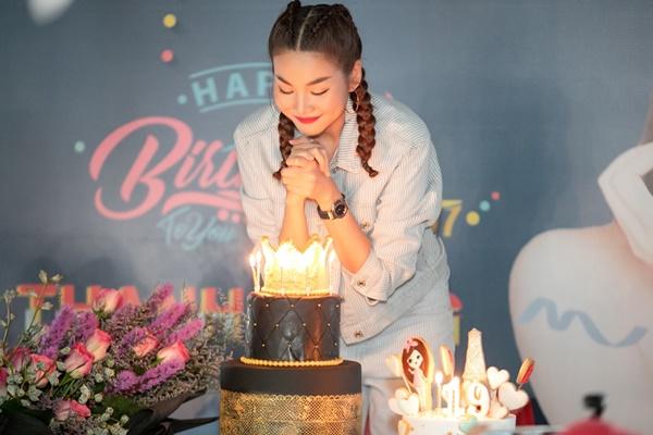 Siêu mẫu Thanh Hằng trổ tài ca hát khiến fans đứng ngồi không yên-3