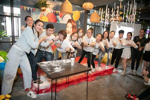 Siêu mẫu Thanh Hằng trổ tài ca hát khiến fans đứng ngồi không yên-5