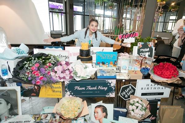 Siêu mẫu Thanh Hằng trổ tài ca hát khiến fans đứng ngồi không yên-9