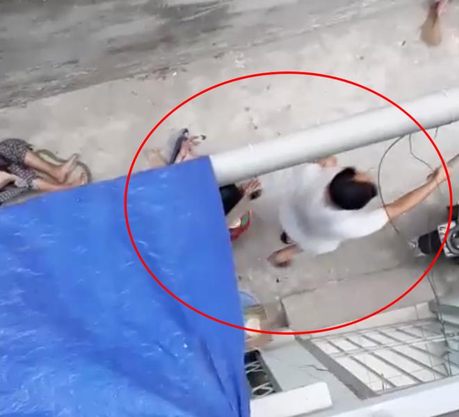 Clip: Chó nhà nuôi lao vào cắn xé bà ngoại, máu chảy đầm đìa, cháu gái cố giải cứu trong bất lực-2