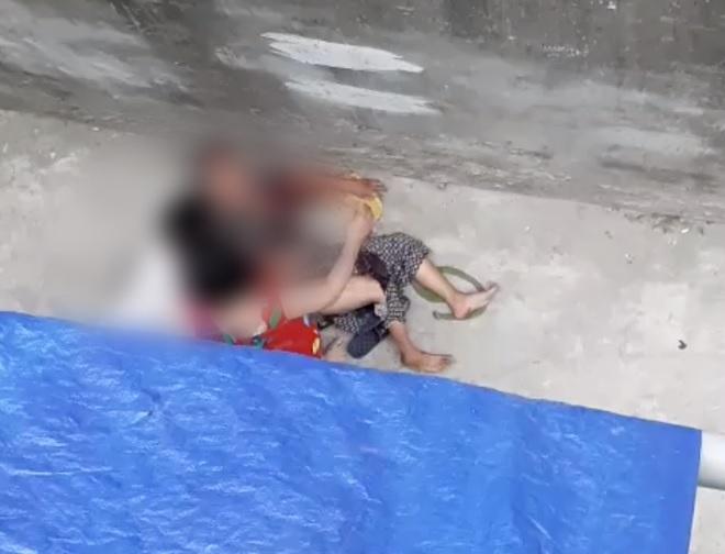 Clip: Chó nhà nuôi lao vào cắn xé bà ngoại, máu chảy đầm đìa, cháu gái cố giải cứu trong bất lực-1