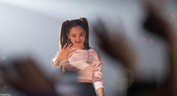 Phản ứng đáng yêu của Nayeon TWICE khiến các fan hâm mộ thích thú-4