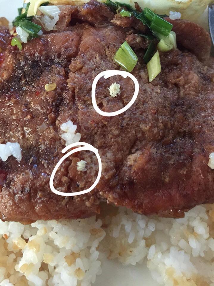 Hãi hùng, thanh niên tố đi ăn cơm sườn được khuyến mãi 2 ổ trứng ruồi-2