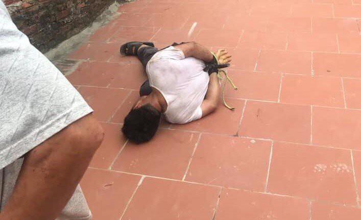 Người đàn ông lạ mặt bị trói chặt vì sàm sỡ bé gái 14 tuổi-1