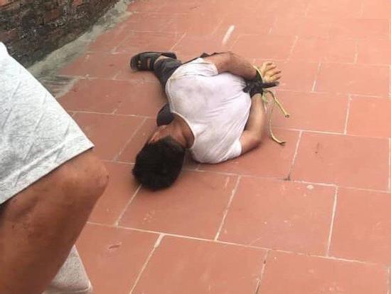 Người đàn ông lạ mặt bị trói chặt vì sàm sỡ bé gái 14 tuổi