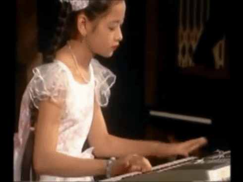 Clip SIÊU ĐỘC: Xem Chi Pu chơi đàn cực điêu luyện năm 10 tuổi, đố ai còn dám chê cô nàng 'tông điếc'