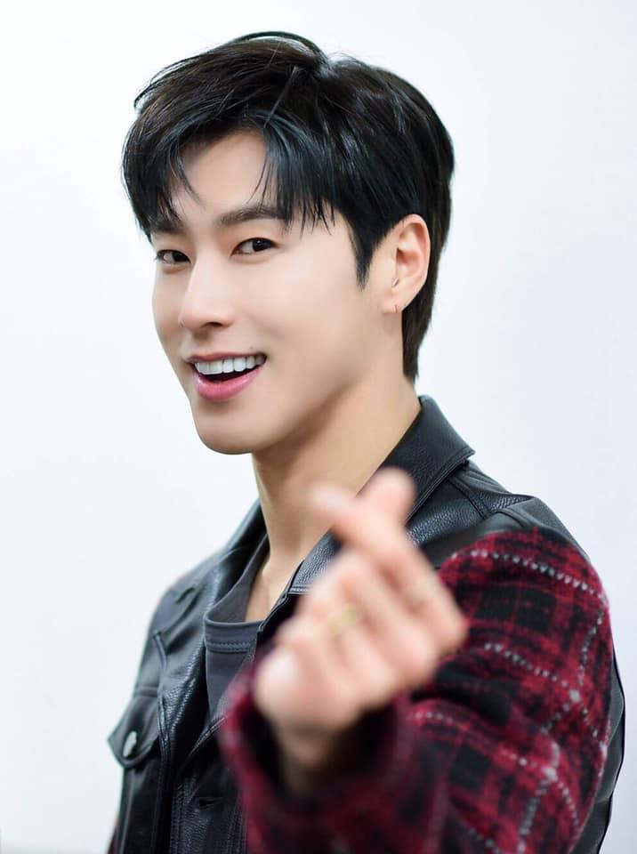 Yunho (DBSK) luôn bật ngón cái mỗi khi chụp ảnh, nhưng ít ai biết phía sau đó là một câu chuyện đau lòng-4