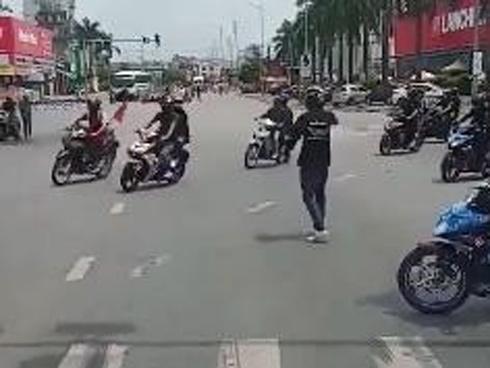 Đoàn xe phượt thủ tự ý chặn đường để di chuyển qua ngã tư