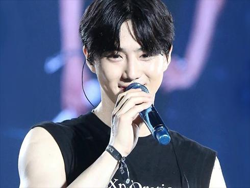 Suho ngượng ngùng vì lỡ spoil thông tin về album mới sắp ra mắt của EXO ngay trên sân khấu concert