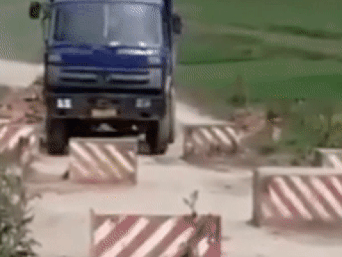 Nóng: Đứng xem hiện trường tai nạn, ít nhất 6 người bị ô tô tải lật đè tử vong ở Hải Dương-9