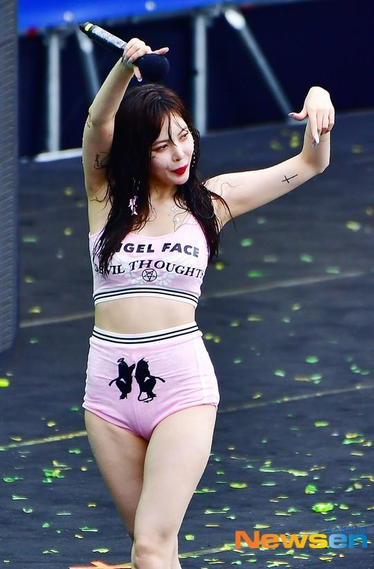 Mặc trang phục diễn chẳng khác nào bikini, nữ thần HyunA để lộ da đùi sần sùi và vòng 3 chảy xệ-5