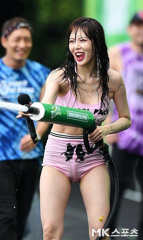 Mặc trang phục diễn chẳng khác nào bikini, nữ thần HyunA để lộ da đùi sần sùi và vòng 3 chảy xệ-6