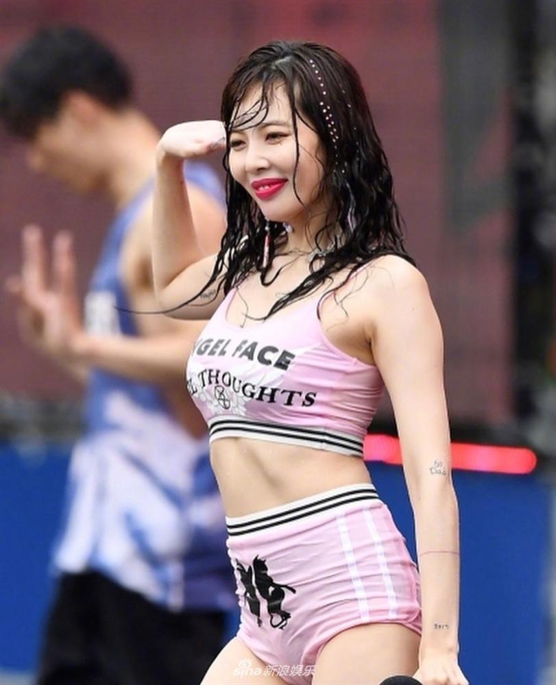 Mặc trang phục diễn chẳng khác nào bikini, nữ thần HyunA để lộ da đùi sần sùi và vòng 3 chảy xệ-8