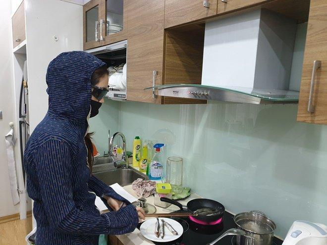 Vũ sắt Minh Tiệp tưởng cướp vào nhà khi mở cửa chứng kiến cảnh tượng vợ xinh rán cá-1