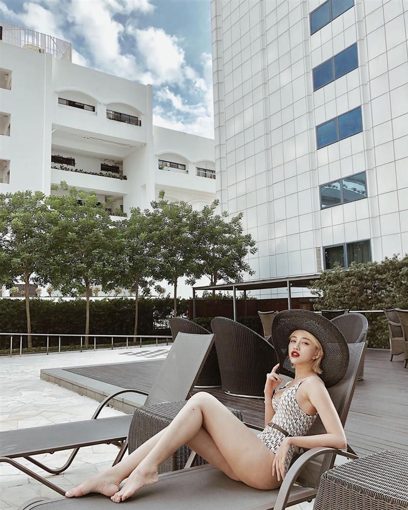 Liên tục đăng ảnh bán khỏa thân, Thiên Nga The Face định soán ngôi nữ hoàng sexy của Ngọc Trinh?-8