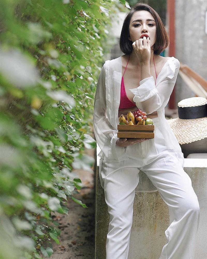 Liên tục đăng ảnh bán khỏa thân, Thiên Nga The Face định soán ngôi nữ hoàng sexy của Ngọc Trinh?-7