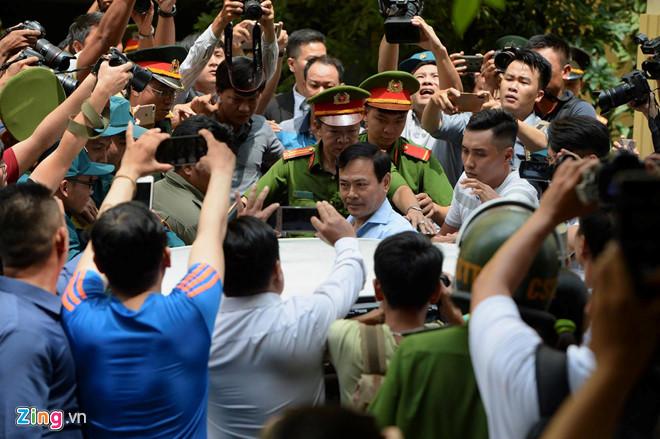 Chưa đủ cơ sở kết luận tay trái của Nguyễn Hữu Linh chạm vào bé gái?-2