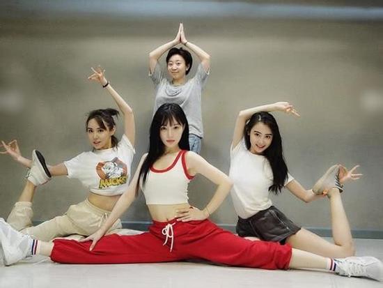 Lý Tiểu Lộ bị chỉ trích sau khi đăng ảnh khoe eo thon