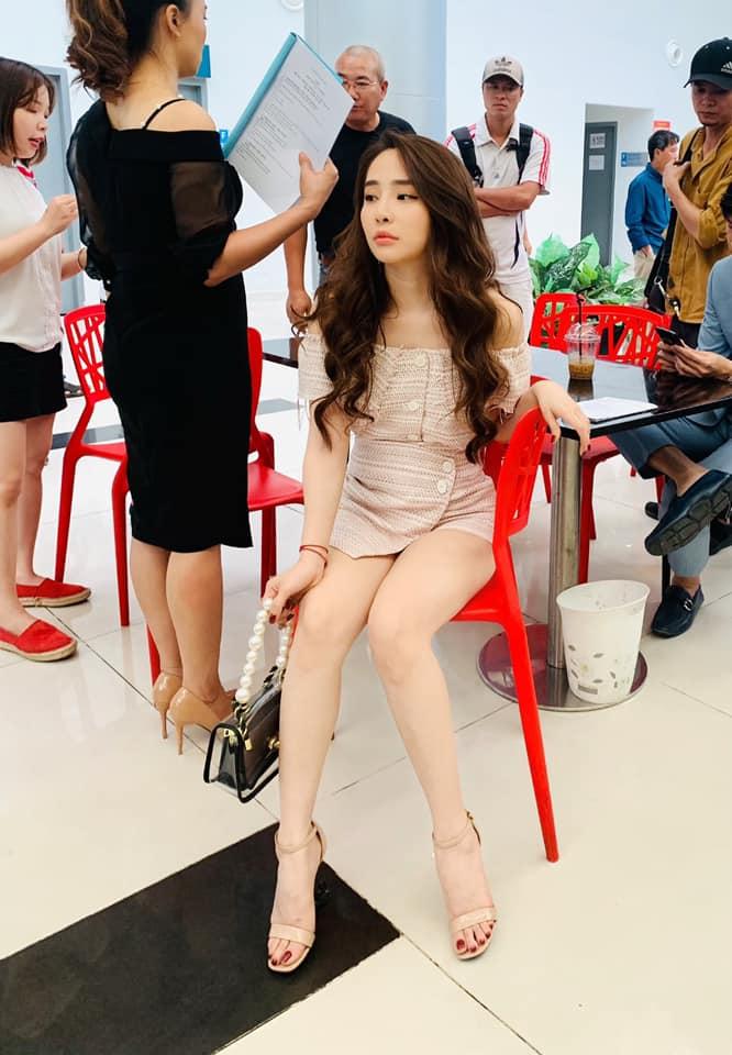 Diện váy ren lộ cả nội y, trang phục của Nhã Về nhà đi con bị dân mạng tẩy chay-7