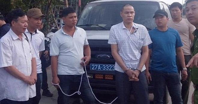 Kẻ chủ mưu Vì Văn Toán rơm rớm nước mắt khi thực nghiệm hiện trường cảnh đồng bọn khiêng nữ sinh giao gà đi sát hại-1