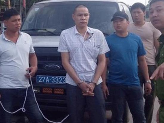 Kẻ chủ mưu Vì Văn Toán rơm rớm nước mắt khi thực nghiệm hiện trường cảnh đồng bọn khiêng nữ sinh giao gà đi sát hại