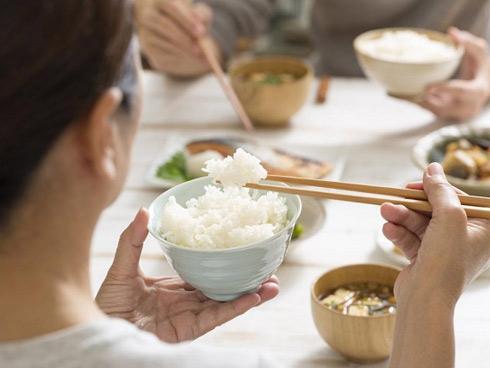 Sai lầm khi ăn cơm gây hại nghiêm trọng cho sức khỏe, không phải ai cũng biết