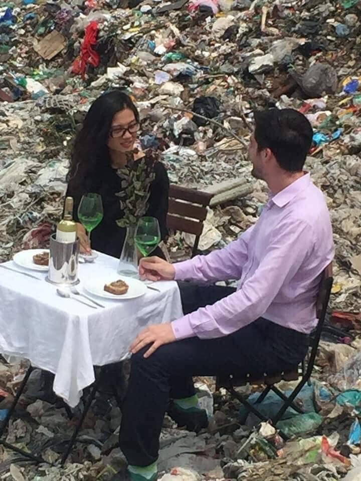 Bức ảnh chàng trai ngoại quốc đưa người yêu ra bãi rác tỏ tình gây tranh cãi mạnh trong mạng xã hội-3