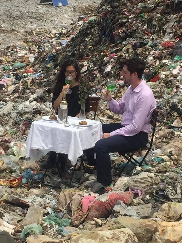 Bức ảnh chàng trai ngoại quốc đưa người yêu ra bãi rác tỏ tình gây tranh cãi mạnh trong mạng xã hội-2