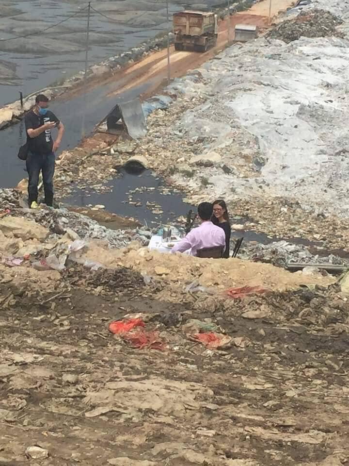 Bức ảnh chàng trai ngoại quốc đưa người yêu ra bãi rác tỏ tình gây tranh cãi mạnh trong mạng xã hội-4