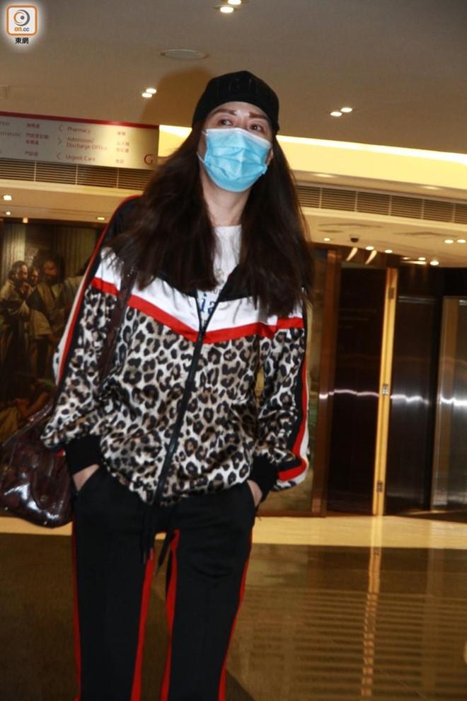 Nhậm Đạt Hoa vui vẻ chụp ảnh sau vụ bị đâm ở sự kiện-2