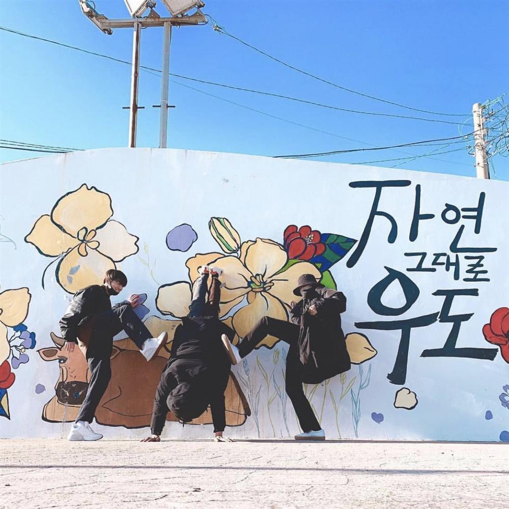 Ngắm nhan sắc thuộc hàng cực phẩm như idol Kpop của hội anh chị em ruột nhóm BTS-16