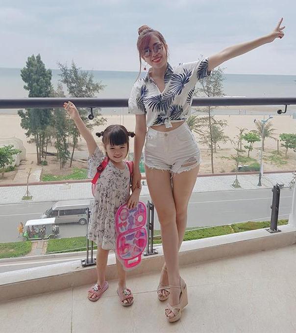 Hotmom vòng 1 khủng Mai Thỏ khẳng định vẫn còn ngon từ hình ảnh phô diễn ngực cho con bú gây tranh cãi-4