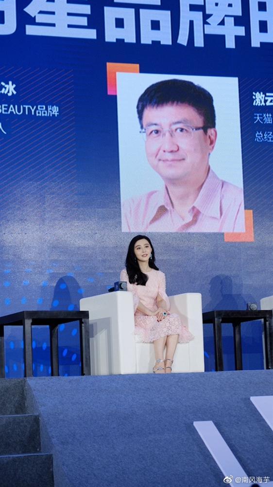 Hậu chia tay Lý Thần, Phạm Băng Băng bị soi vòng 2 khi diện đầm hồng điệu đà-1