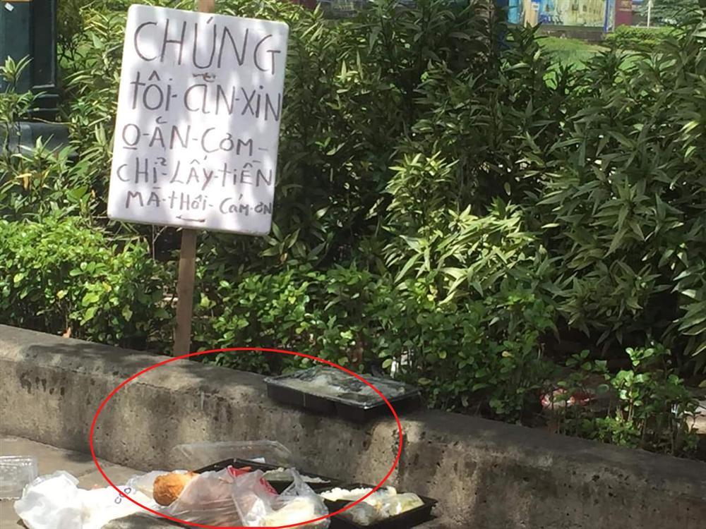 Dân mạng tranh cãi kịch liệt tấm biển thông báo chỉ lấy tiền chứ không xin ăn nhưng gây sốc nhất là thức ăn thừa vương vãi trên đường-2