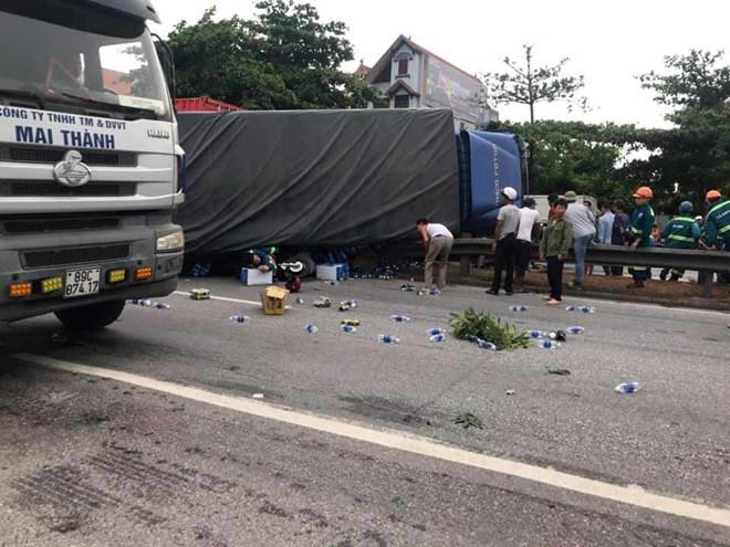 Nóng: Đứng xem hiện trường tai nạn, ít nhất 6 người bị ô tô tải lật đè tử vong ở Hải Dương-3